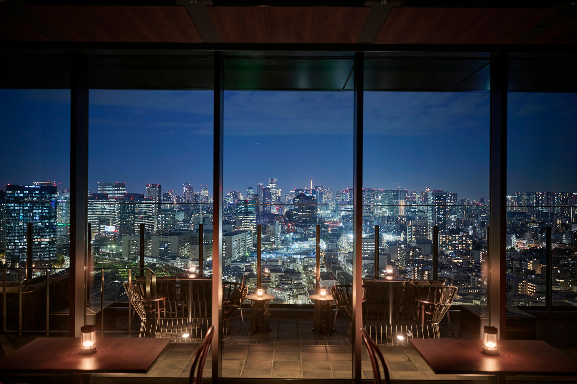 夜景を望むルーフトップバー会場の内観