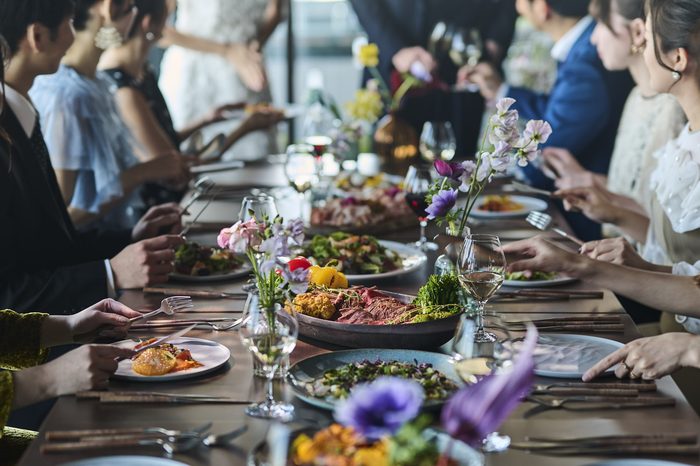 結婚式の1.5次会。大切なゲストとの会話や料理を中心に楽しめる落ち着いた空間