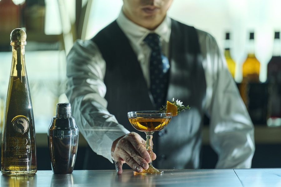 ポリネシアンテイストのフードとティキカクテル。レストランクオリティの料理