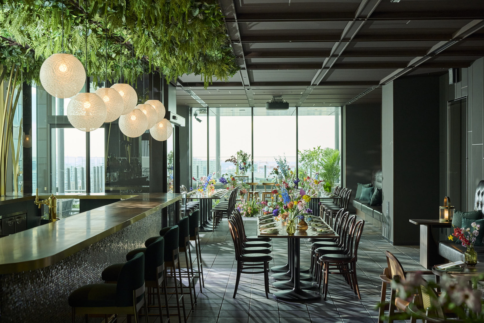 高層階に広がる落ち着いたダイニング空間でのパーティーシーン